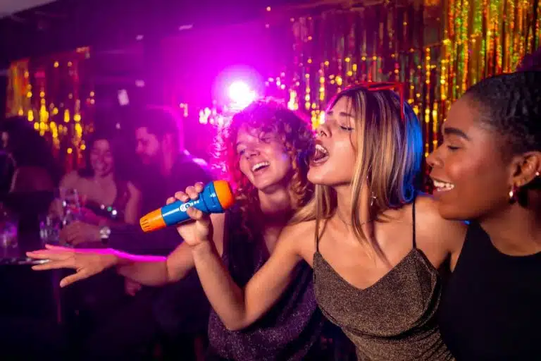 blind test et karaoke la recette d une soiree reussie a paris